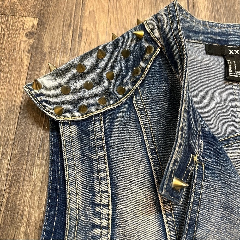 Forever 21 Denim Distressed Vest with Front Zipper Gold Shoulder Studs Size S - Picture 10 of 13